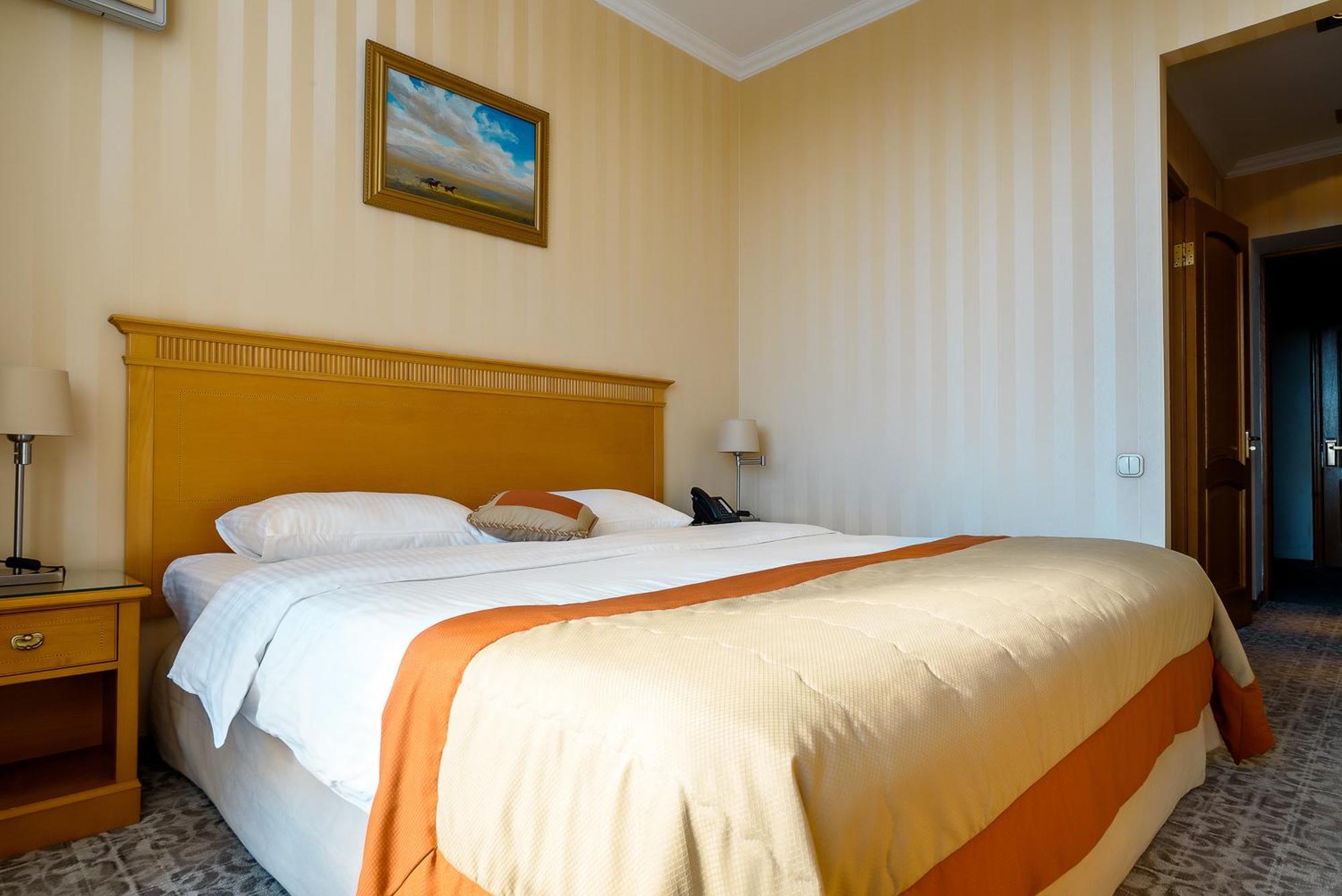 Cosmonaut Hotel Karagandy Buitenkant foto